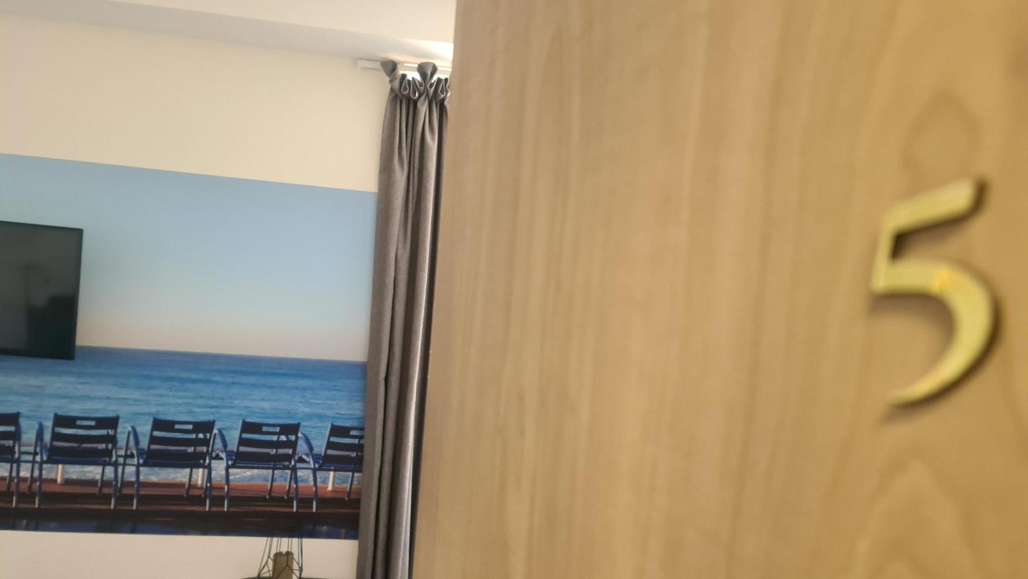 Hotel Le Petit Trianon Et Le Charme Des 2*