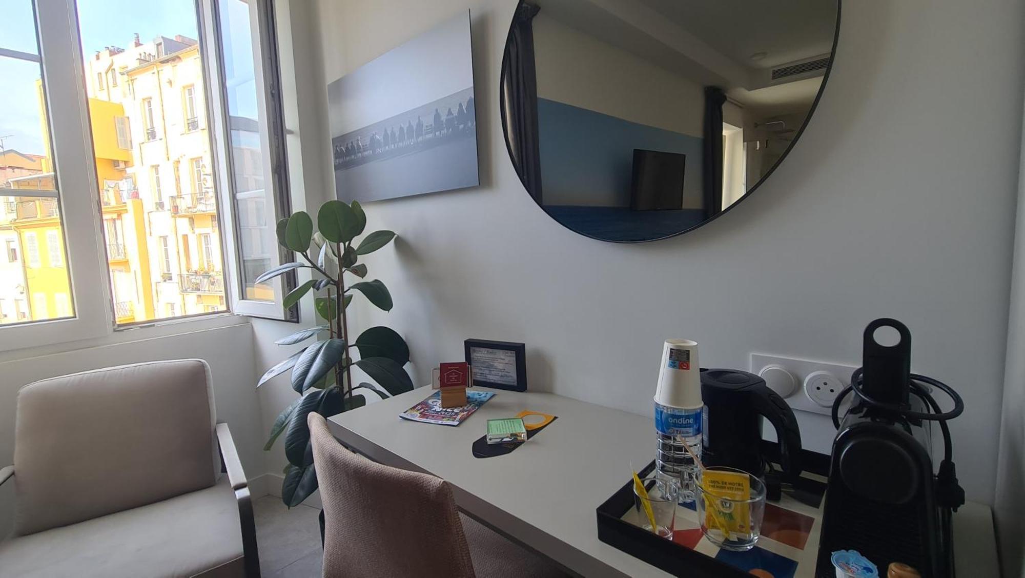Hotel Le Petit Trianon Et Le Charme Des Nice