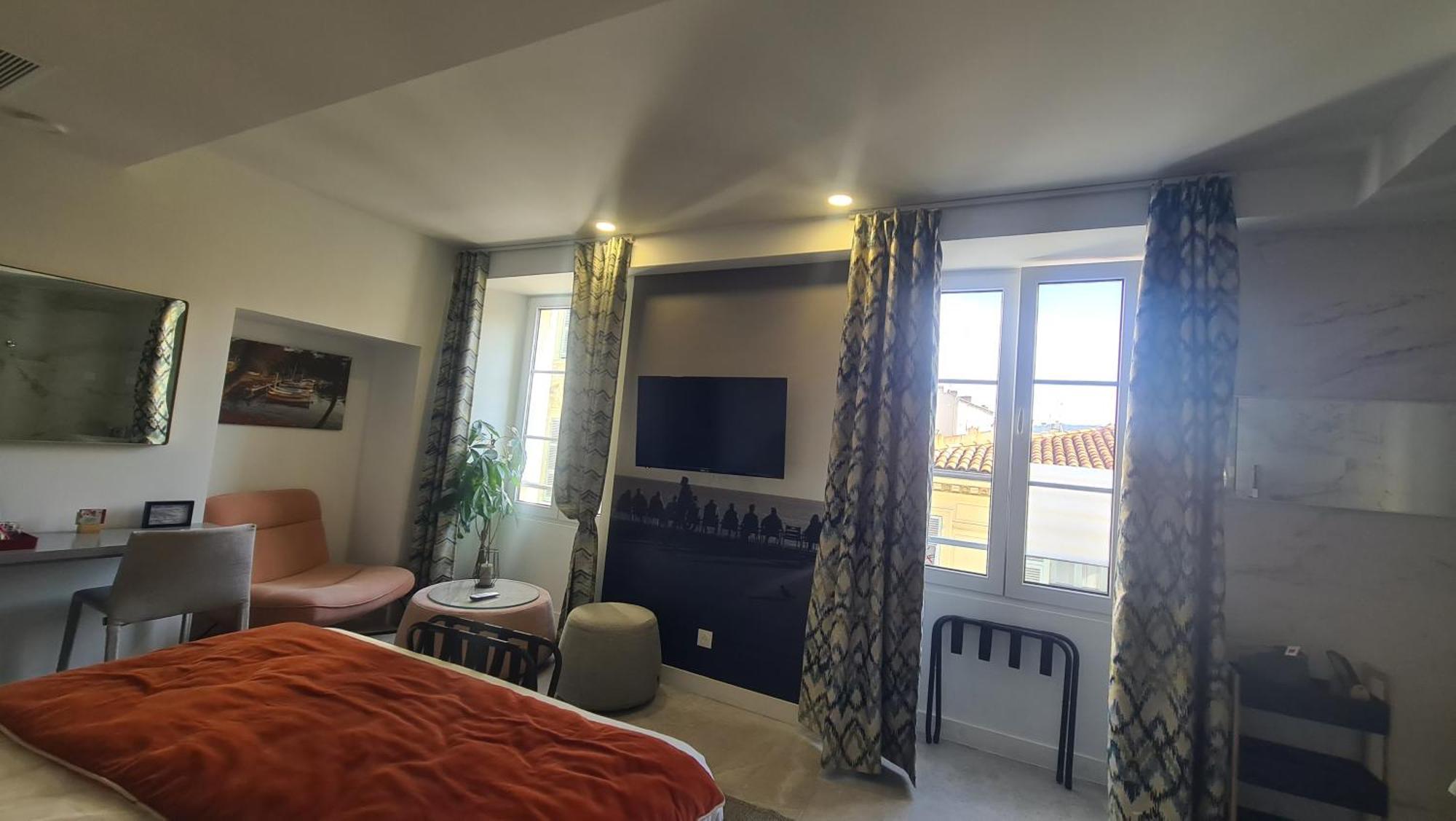 Hotel Le Petit Trianon Et Le Charme Des Nice