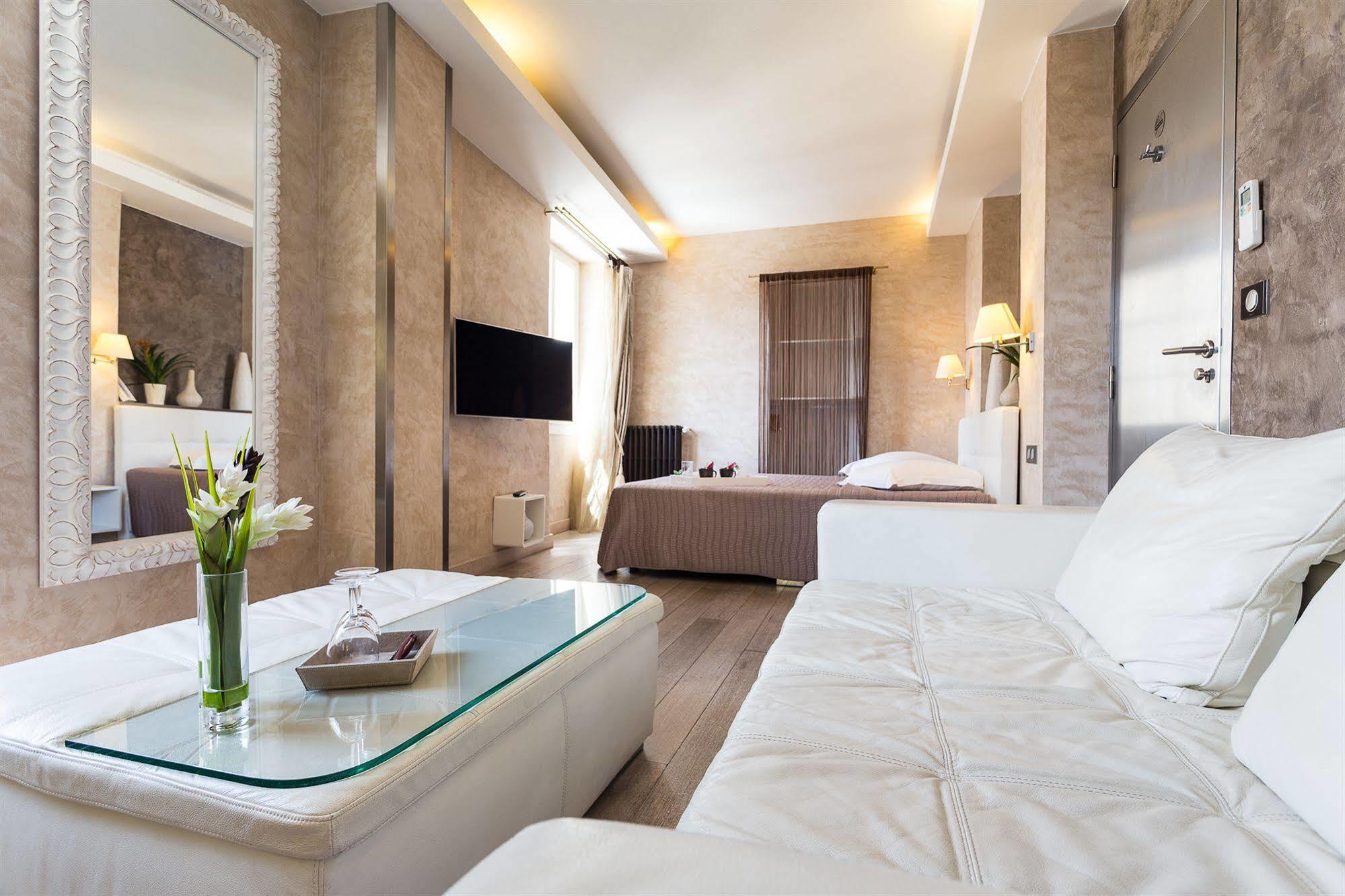 Le Petit Trianon Et Le Charme Des Hotel Nice